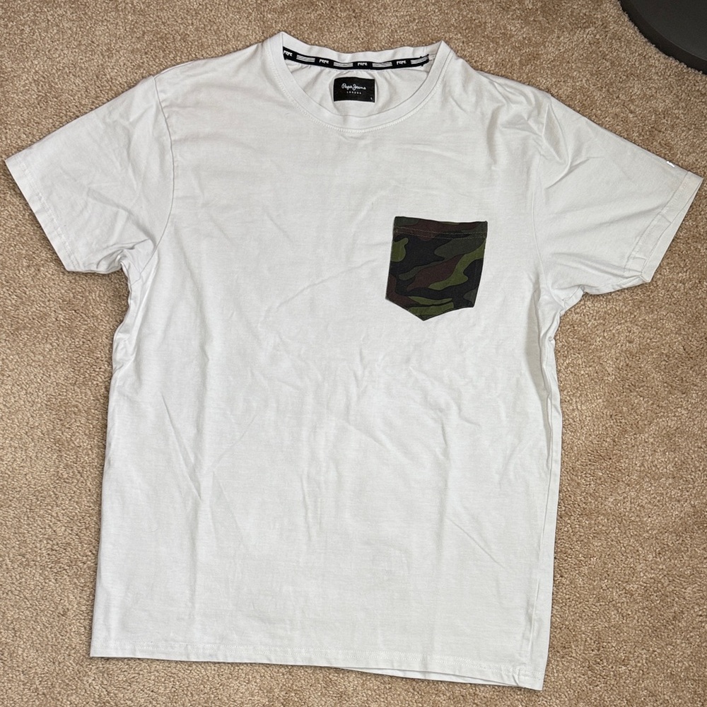 Pepe Jeans Men’s Very Light Gray With Camo Pocket.  Size Large